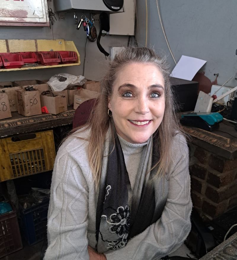 Heleen, owner of Fiti Exhaust Potchefstroom, at the front desk